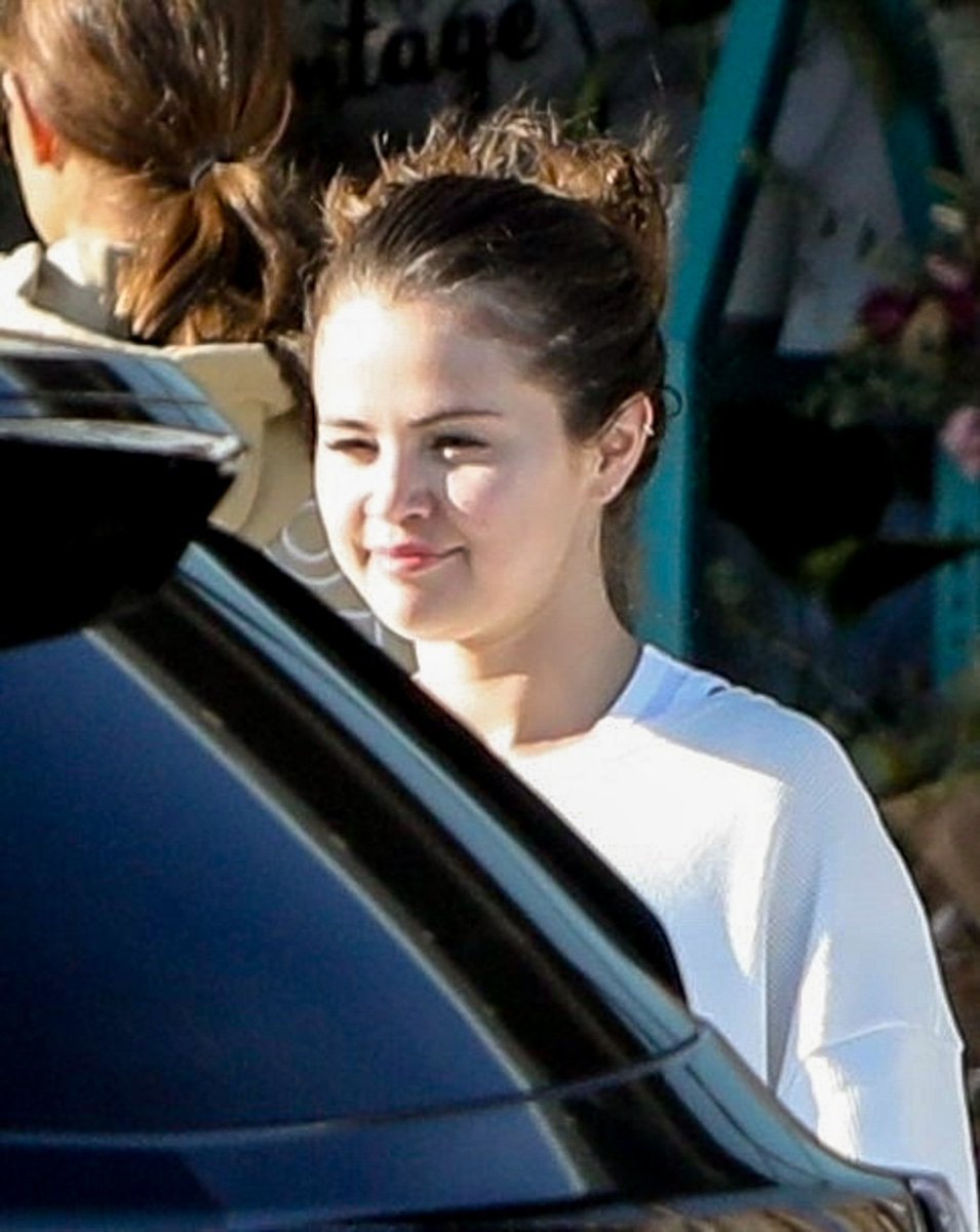 SMGUpdatesMedia's tweet photo. Selena opuszczając sklep w Malibu, Kalifornia (17.06) https://t.co/IPn1Etfvcn