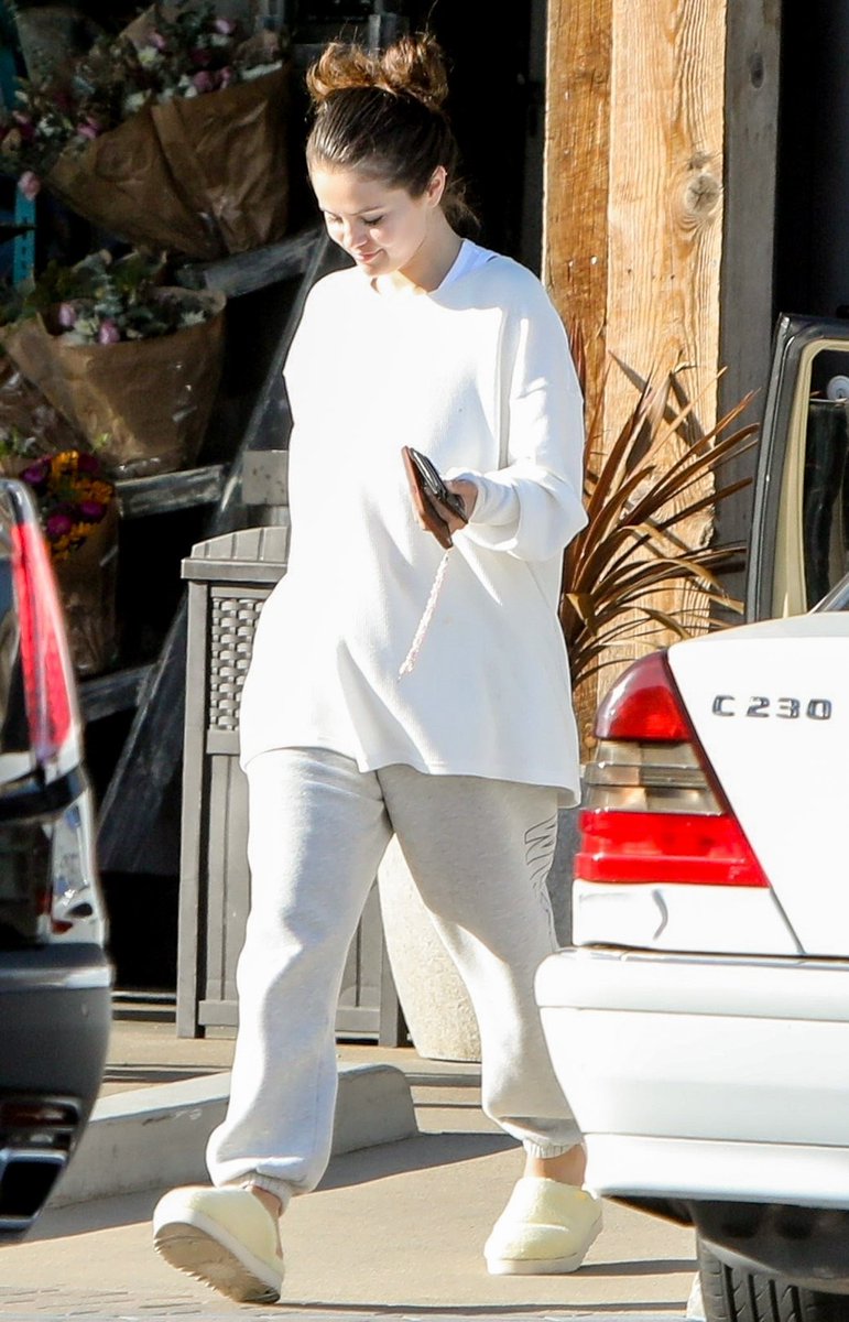 SMGUpdatesMedia's tweet photo. Selena opuszczając sklep w Malibu, Kalifornia (17.06) https://t.co/iXcCrlBwSt