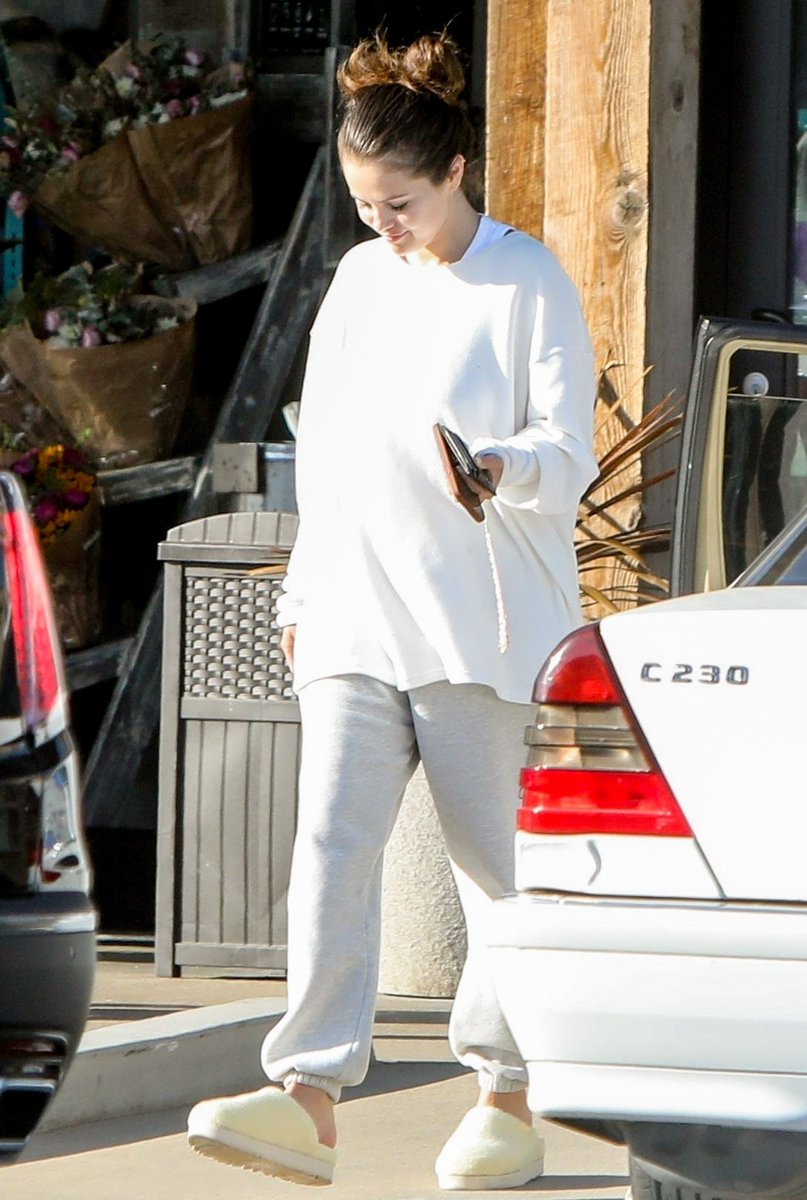 SMGUpdatesMedia's tweet photo. Selena opuszczając sklep w Malibu, Kalifornia (17.06) https://t.co/iXcCrlBwSt
