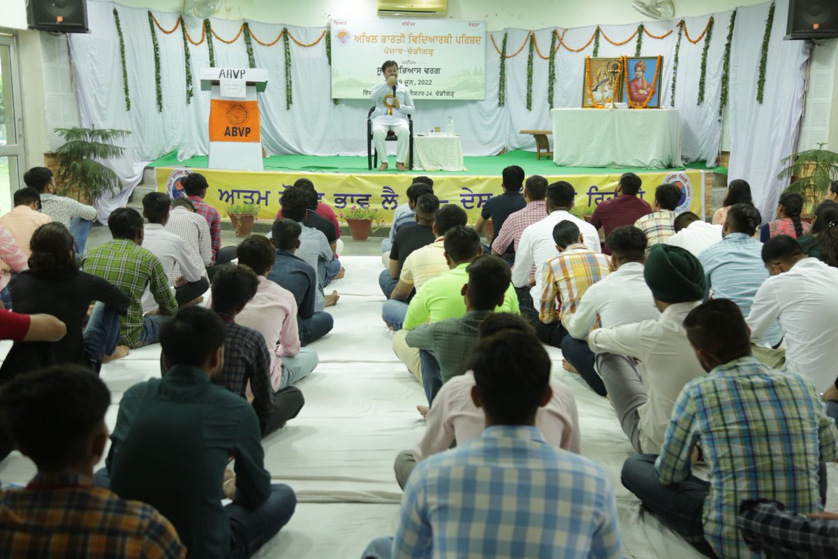 ABVPVoice's tweet image. चंडीगढ़ में आयोजित हो रहे पंजाब प्रांत के प्रदेश अभ्यास वर्ग में अभाविप के राष्ट्रीय संगठन मंत्री श्री @AshishSainram ने &quot;समसामयिक विषयों पर हमारी भूमिका&quot; विषय पर कार्यकर्ताओं को संबोधित किया।