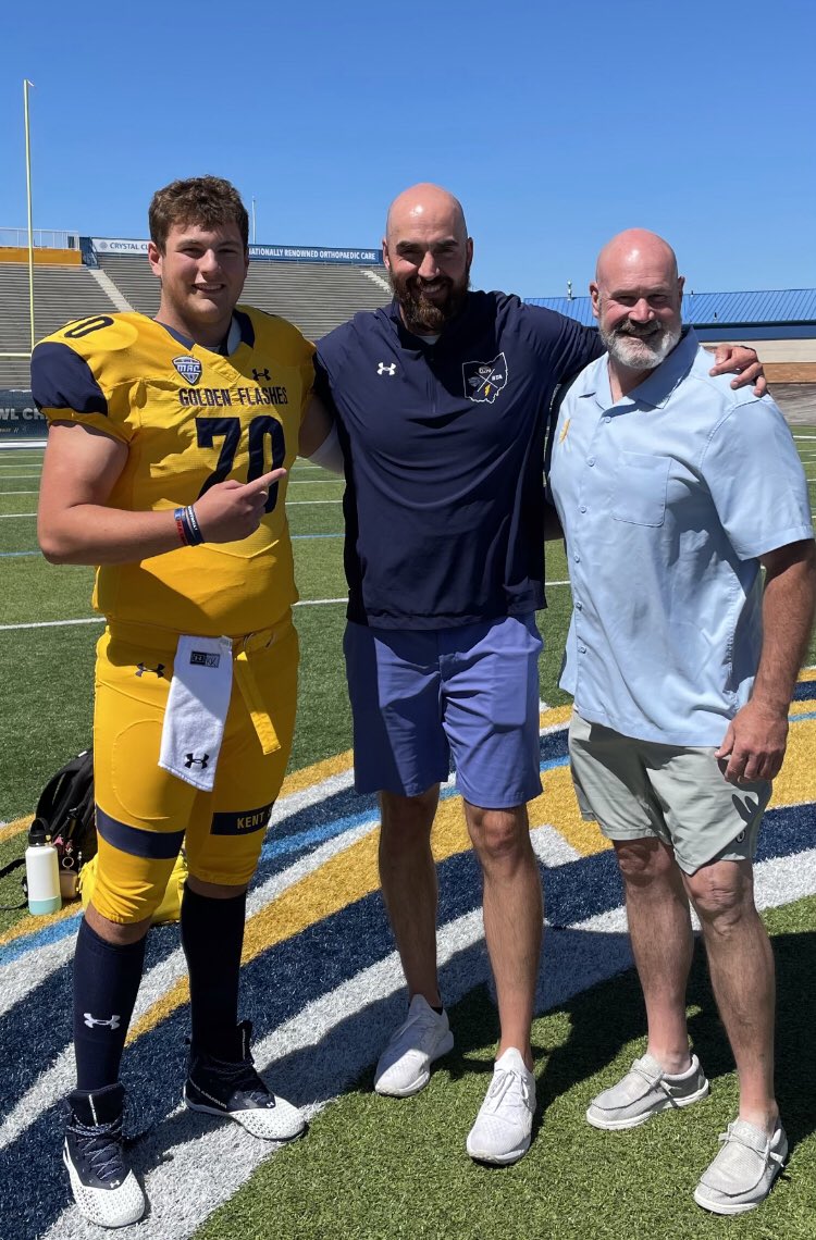 Chrisfarrell32's tweet photo. Committed!!! 💛💙⚡️⚡️⚡️Can’t wait to be a Golden Flash! @TheHC_CoachLew @OB_GoldenFlash @CoachZacBarton @LisleFootball @lisle_superfans https://t.co/3qyCnEQUMC