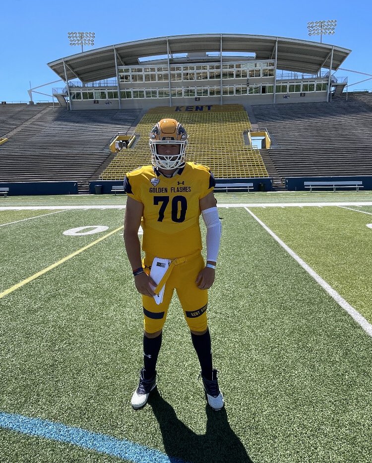 Chrisfarrell32's tweet photo. Committed!!! 💛💙⚡️⚡️⚡️Can’t wait to be a Golden Flash! @TheHC_CoachLew @OB_GoldenFlash @CoachZacBarton @LisleFootball @lisle_superfans https://t.co/3qyCnEQUMC