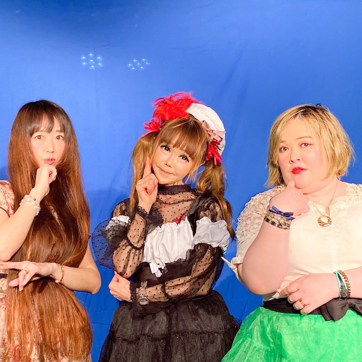 0209Japan's tweet photo. しおりん、まゆちゃん、ひとみん…
実力派ガールズユニット♪
《クラーク博士》
2ndシングル
『真夏のモーメント』
（作詞 南雲一範 / 作曲 加藤晴信）
カラオケJOYSOUNDに収録されました🎤
歌って頂けたら嬉しいです🐈‍⬛
＃恵中瞳
＃葉月汐理
＃Bluesmooth 
＃カラオケJOYSOUND https://t.co/Gmb0BdrBdJ