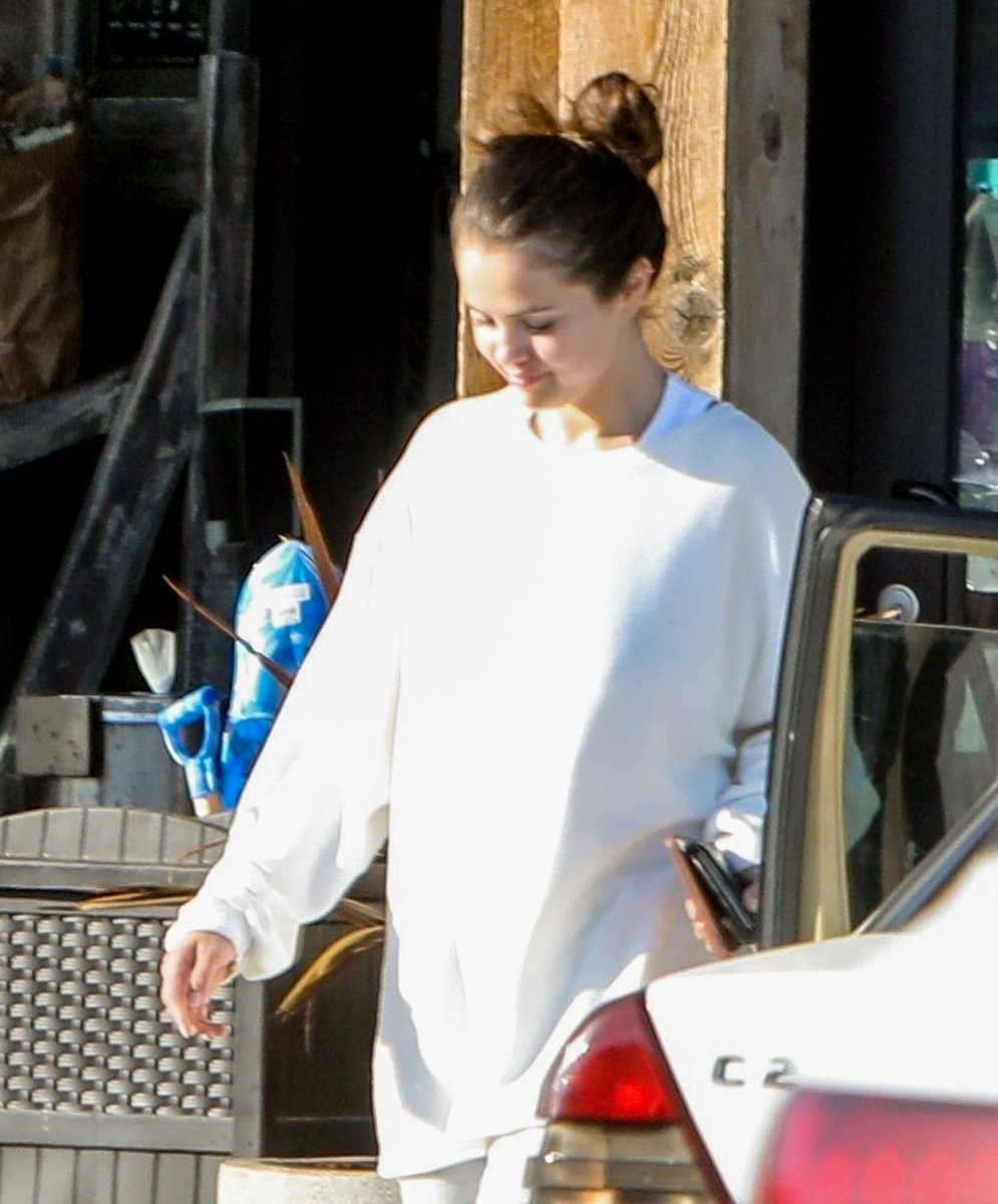 SMGUpdatesMedia's tweet photo. Selena opuszczając sklep w Malibu, Kalifornia (17.06) https://t.co/3yE8EdfVQk