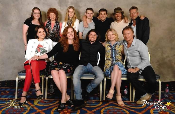 magiemaguy1985's tweet photo. Cette photo à 5 ans jour pour jour 😱 #thec1 #ouat with @Rumpleantares @emiliederavin @robertcarlyle_ https://t.co/KXw4SrywOB