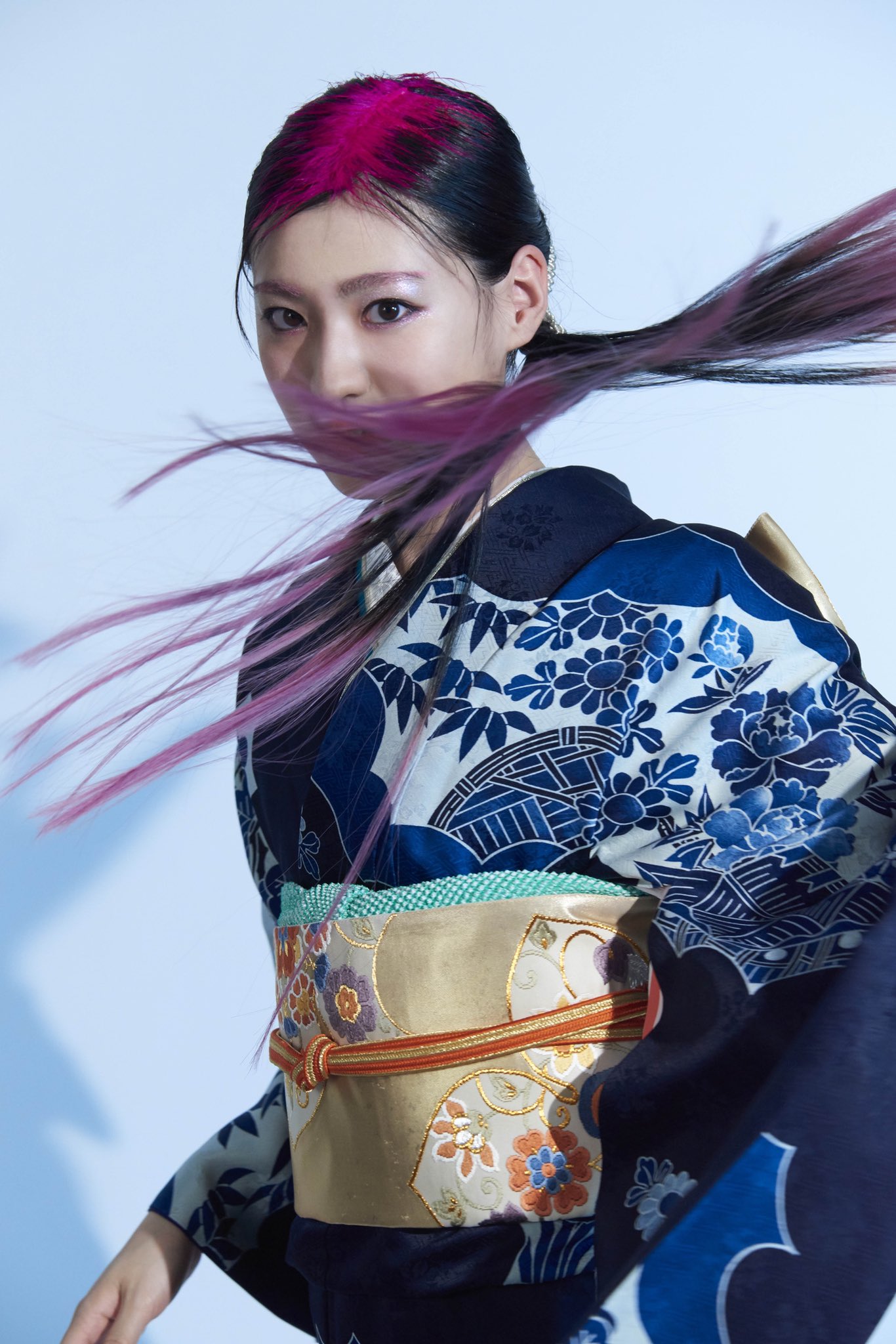 Salonkind Kimono Kind 美しい瞳とシャープなフェイスライン 振袖のレベルを上げてくれる Model 結月 彩 スターダスト 天然灰汁醗酵建本藍染工房こんや 本藍染京紅型振袖 西陣藤原織物 袋帯 前撮り 振袖前撮り 成人式前撮り 振袖ヘア 振袖