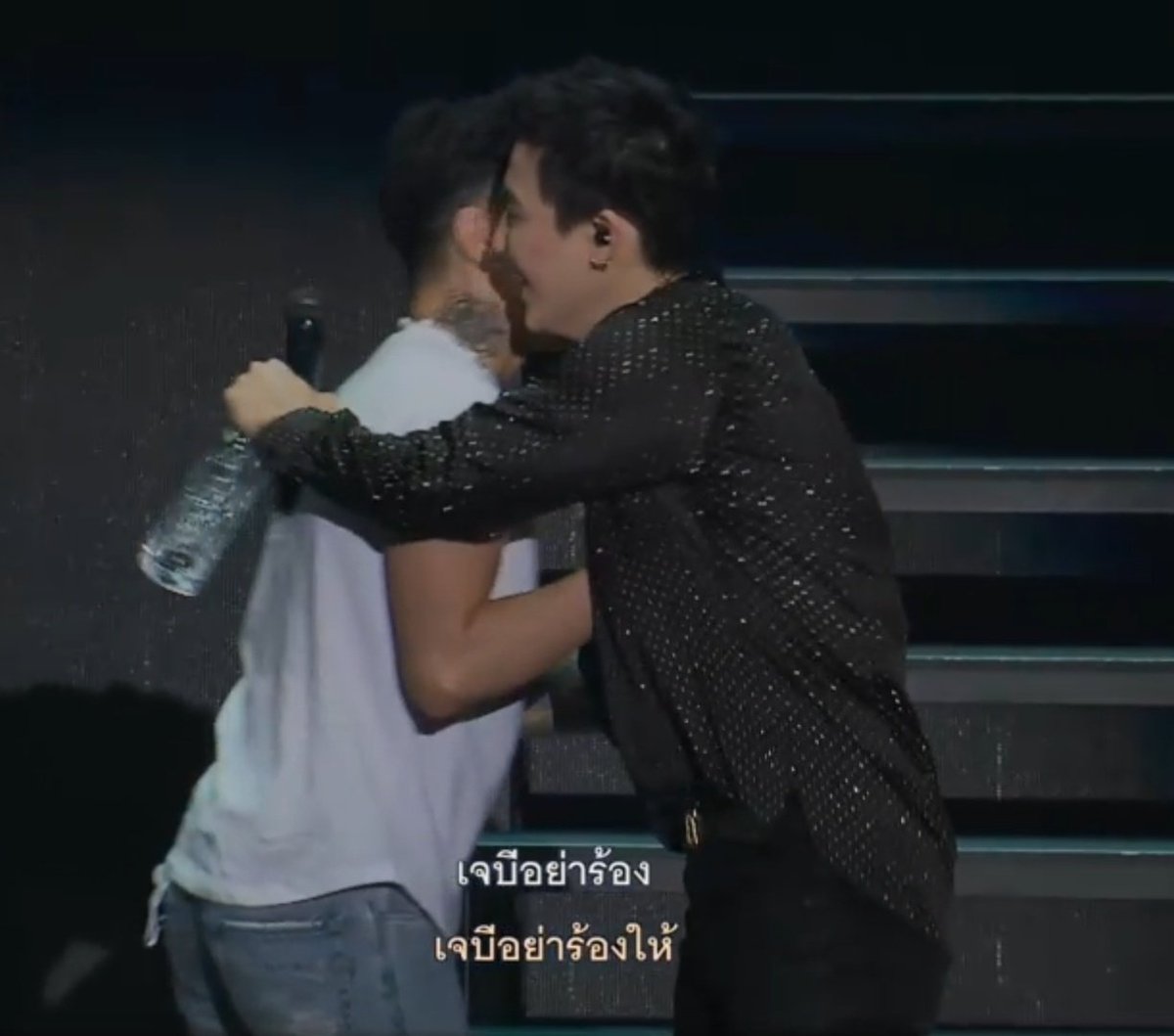 Apblue3's tweet photo. กอดๆ 🌴 ลีดเดอร์คนเก่งของฉัน #JAYB 💚 #NOSTALGICwithJAYB มีคนกอดให้แล้ว ขอบคุณพี่แจบอม รู้ใจ 🤣🤣🤣🤣 https://t.co/SlibVzq7Ed