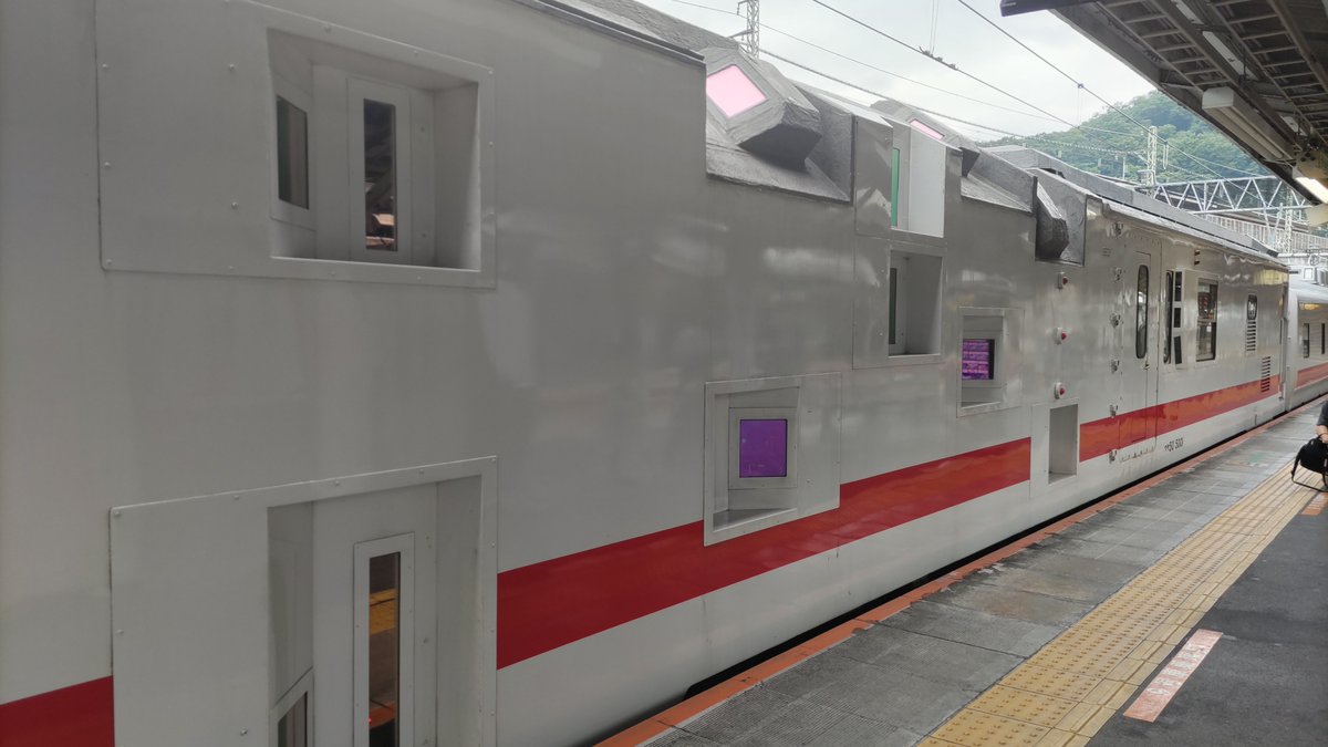 minormiler's tweet photo. 標準では3両編成らしい East i-E。今日は間に マヤ50 5001 建築限界測定車 を連結して4両編成。変な窓がいっぱいついてる。いろんな方向に向けたカメラで建築限界を計測するらしい。 #鉄道 #中央線 #AQUOS #sense6 https://t.co/lZCNqKibH4