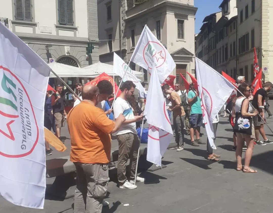 riconquistareIT's tweet photo. Firenze, Pescara, Genova e Trento... Riconquistate stamattina! 🇮🇹

Alle 16.30 saremo in diretta da Piazza Santi Apostoli a Roma dove interverrà il Presidente Stefano D'Andrea. https://t.co/VCVTb1ZXRx