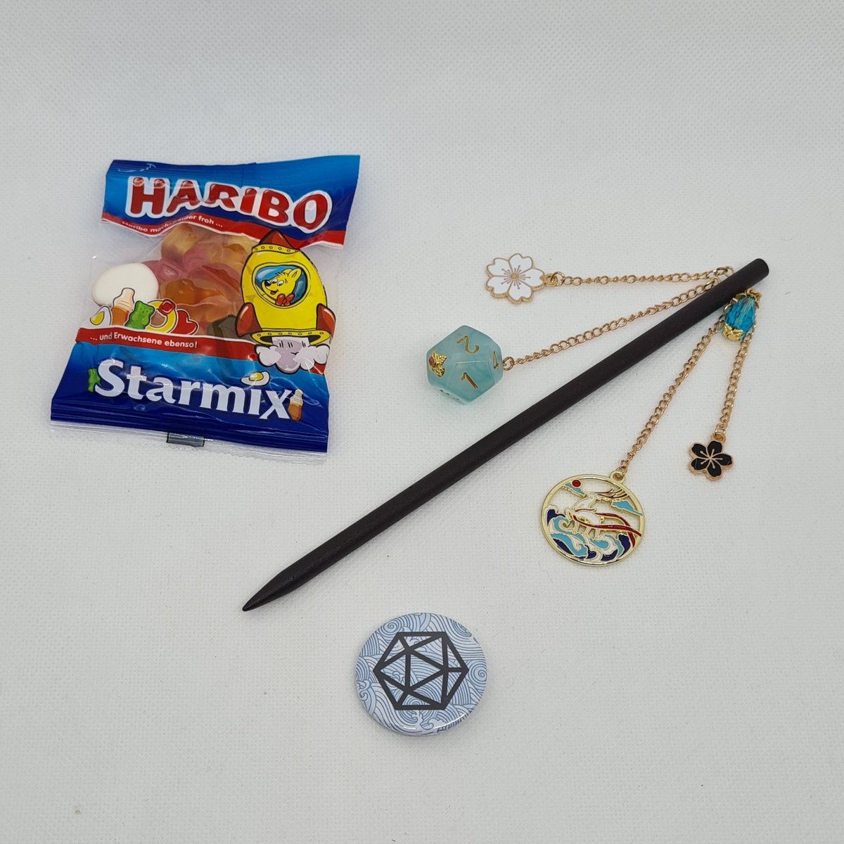 frimaelaroliste's tweet image. Pour emballer les pics à cheveux en bois de la nouvelle co, on a pensé à un pochon long avec une fleur de dés :)
J'adore ce côté graphique !!!
Disponible ici : 
frimaelaroliste.fr/pic-a-cheveux
#jdr #dice #voscommandes