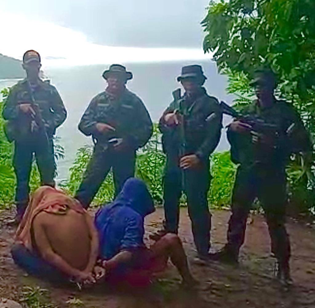 dhernandezlarez's tweet photo. Operación Cacique Cayaurima. FANB patrulla las costas y realiza desembarcos de escudriñamiento para rastrear grupos invasores asociados a los TANCOL, quienes buscan azotar y ponen en zozobra el libre tránsito de las embarcaciones a lo largo de la costa oriental del país. https://t.co/mbwwuHf1XQ