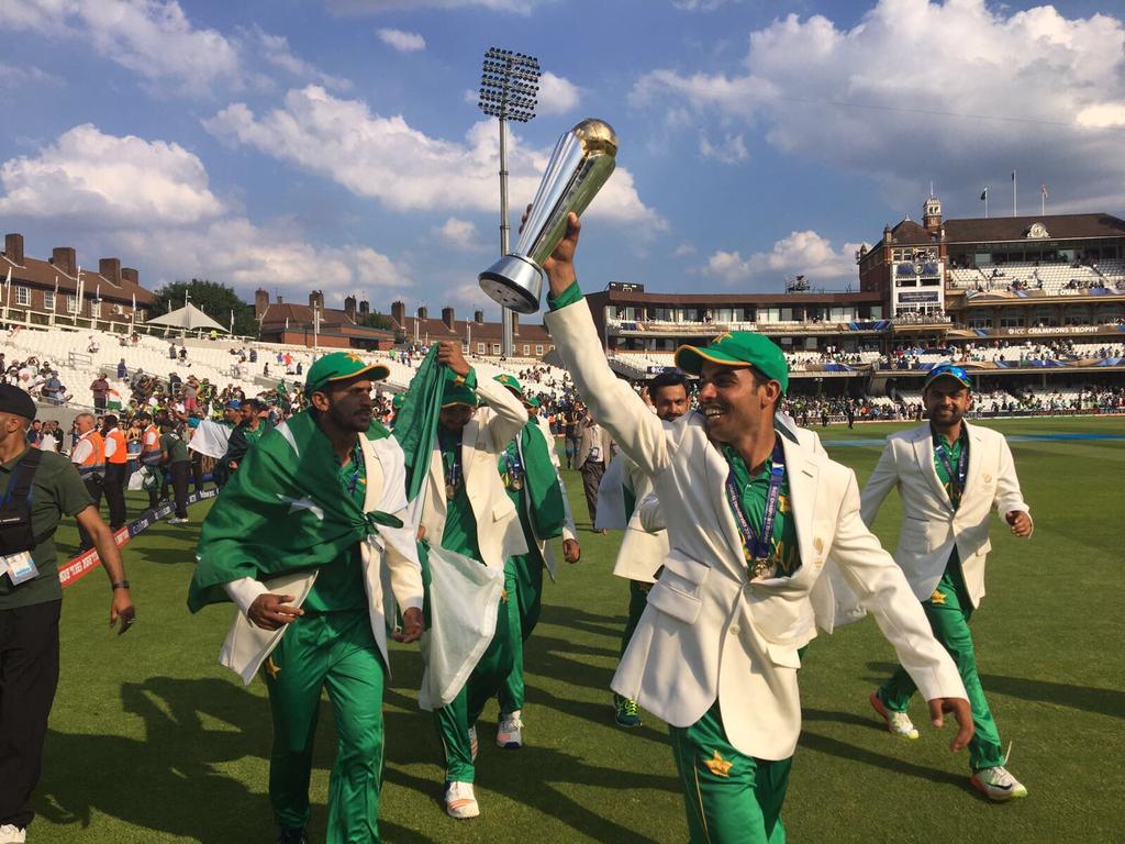 World__News24_7's tweet photo. #OnThisDay in 2017 Pakistan lifted the ICC Champions Trophy for the first time after victory over India in the final at The Oval! ๐ #CT17 #BestOf2017
#PakistanZindabad https://t.co/eA2OeNru51