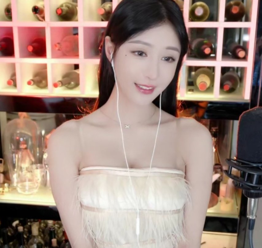 wenling1204's tweet photo. 馨妍的奶子又大又漂亮，可惜只给粉丝们看乳沟，因为馨妍的奶子是属于大哥们专享的😄
#girlfrend #美女 #美女主播 #sexy #性感 #辣妹 #花椒 #花椒直播 #主播 #抖音系列 #抖音 #抖音馨妍 #馨妍 #抖音美女 #巨乳 #奶子 #漂亮 #舔屏 #肚脐 #女神 #lovely #beautiful #国产自拍 https://t.co/0C7bPMxK5C