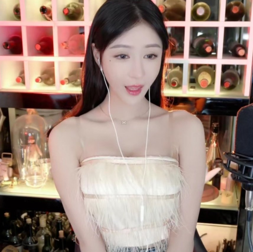 wenling1204's tweet photo. 馨妍的奶子又大又漂亮，可惜只给粉丝们看乳沟，因为馨妍的奶子是属于大哥们专享的😄
#girlfrend #美女 #美女主播 #sexy #性感 #辣妹 #花椒 #花椒直播 #主播 #抖音系列 #抖音 #抖音馨妍 #馨妍 #抖音美女 #巨乳 #奶子 #漂亮 #舔屏 #肚脐 #女神 #lovely #beautiful #国产自拍 https://t.co/0C7bPMxK5C