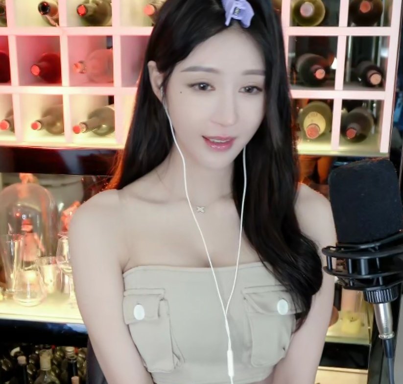 wenling1204's tweet photo. 馨妍的奶子又大又漂亮，可惜只给粉丝们看乳沟，因为馨妍的奶子是属于大哥们专享的😄
#girlfrend #美女 #美女主播 #sexy #性感 #辣妹 #花椒 #花椒直播 #主播 #抖音系列 #抖音 #抖音馨妍 #馨妍 #抖音美女 #巨乳 #奶子 #漂亮 #舔屏 #肚脐 #女神 #lovely #beautiful #国产自拍 https://t.co/0C7bPMxK5C