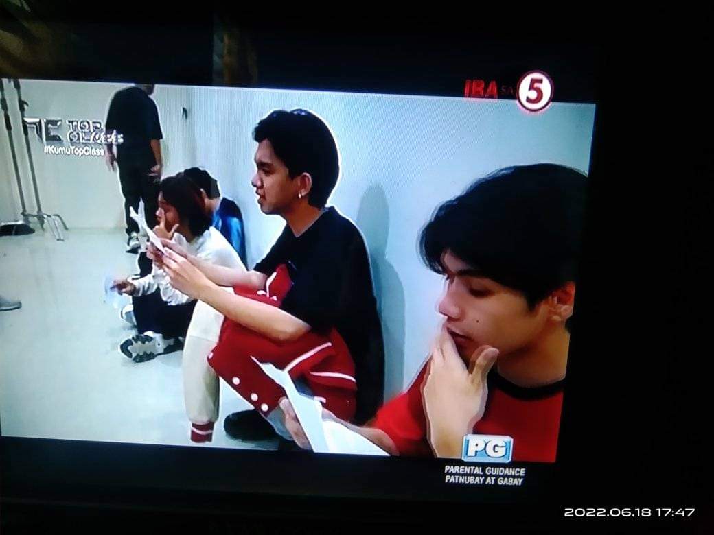 _jenie_k's tweet photo. The first episode is so.....nakakakilig haha🥹Bawat labas mo sa screen eh napapatili ako🙈 Huhu pero jung naiyak ka, ang igop mo pa rin nun😭pano mo yun nagagawa ha??😭 ILYSM always🥰Saranghae daddy namin😹😻🙌 @kim_huat1702
#topclass_kim
#kimhuatng
#TopClassDay1 
#TopClassTV5 https://t.co/8Yk3gCBkO0