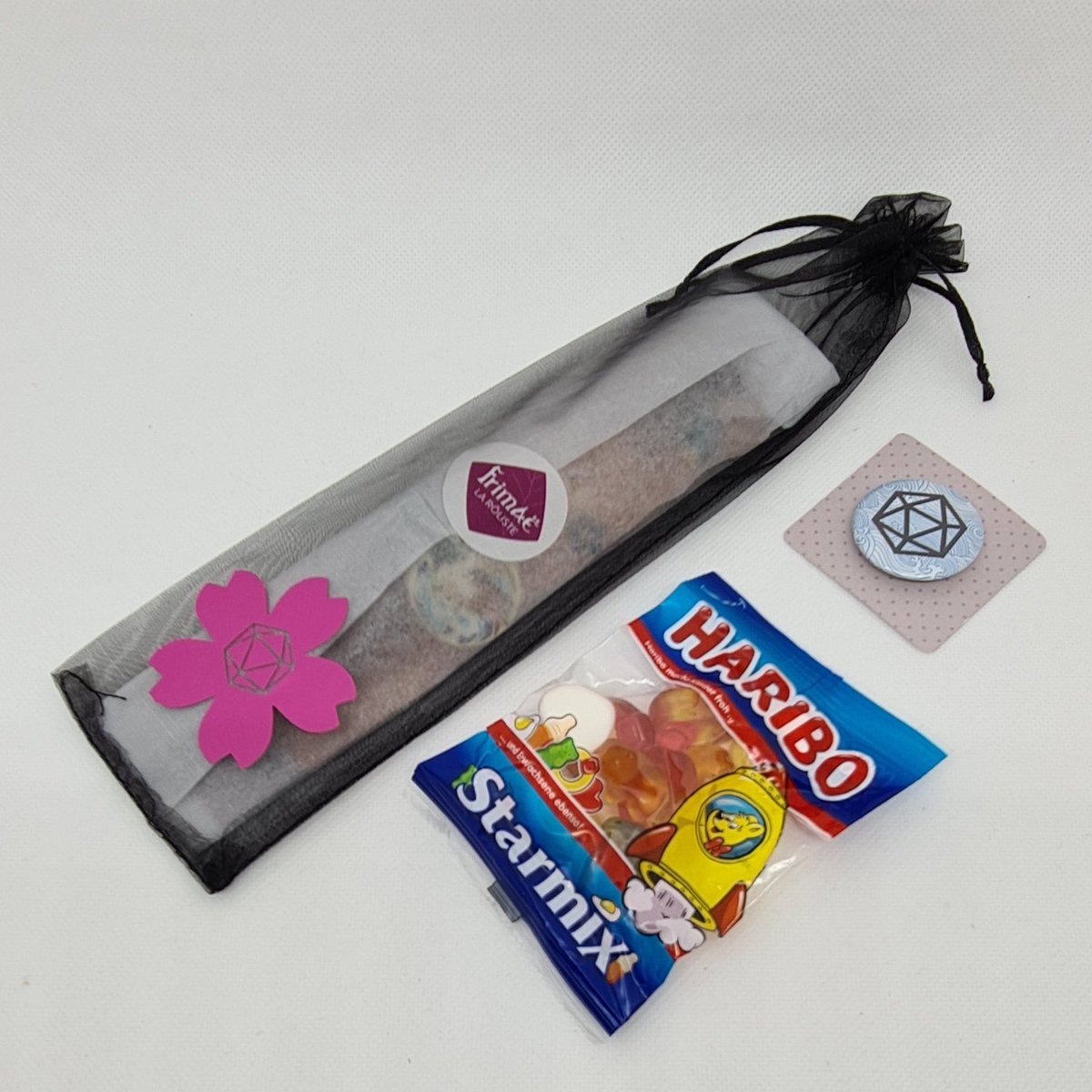 frimaelaroliste's tweet image. Pour emballer les pics à cheveux en bois de la nouvelle co, on a pensé à un pochon long avec une fleur de dés :)
J'adore ce côté graphique !!!
Disponible ici : 
frimaelaroliste.fr/pic-a-cheveux
#jdr #dice #voscommandes