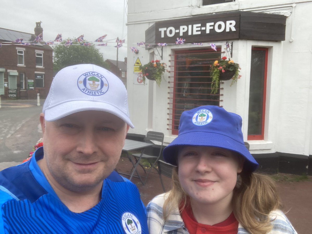 Baldie74's tweet photo. So what do Wiganers do when they have no Football on a Saturday …. Time for a Pie tasting buffet from @Topiefor1 🥧👍
Steak and Ale, Meat and Potato, Peppercorn Steak, Chicken and Mushroom and a Salt and Pepper Chicken roll 💙🤍
#wafc #Believe #topiefor https://t.co/dNgwd1Eb18
