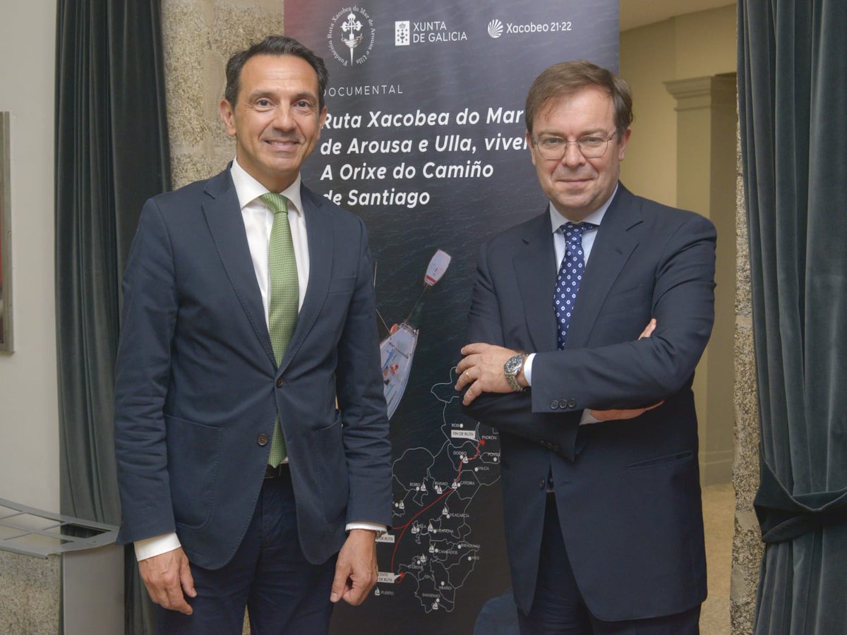 JSchezAgustino's tweet photo. Con @Javier__Sierra en la presentación del documental Ruta Xacobea do Mar de Arousa e Ulla. Vivencias. A Orixe do Camiño de #Santiago. Distinguido con la Moneda de Adro Vello y la insignia fundacional. https://t.co/ybwJyX39lN
