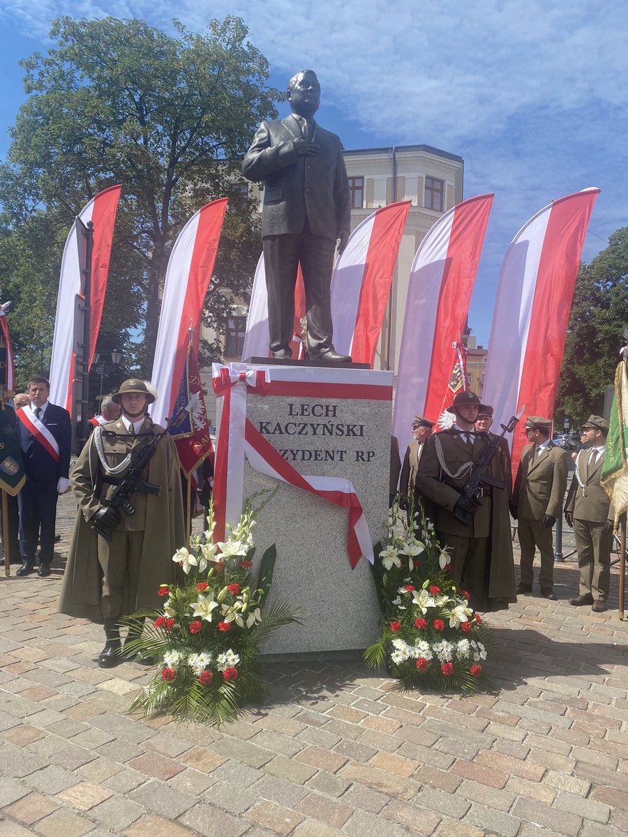 UrszulaRusecka's tweet photo. Za chwilę nastąpi uroczyste odsłonięcie pomnika Prezydenta  Prof.Lecha Kaczyńskiego. #Tarnów #LechKaczyński https://t.co/9MQPywAVTD