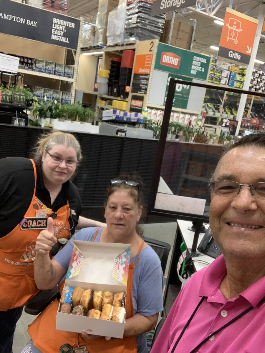PerryKey9's tweet photo. Early morning donuts and training with my ServiceDesk team this morning at HD2389 Kukendahl..
 @tuffshed @HomeDepot @GeorgeneBoone4 @fmm425 @HomerSaenz15 @WhitefleetChris https://t.co/0jUiAjKBzT