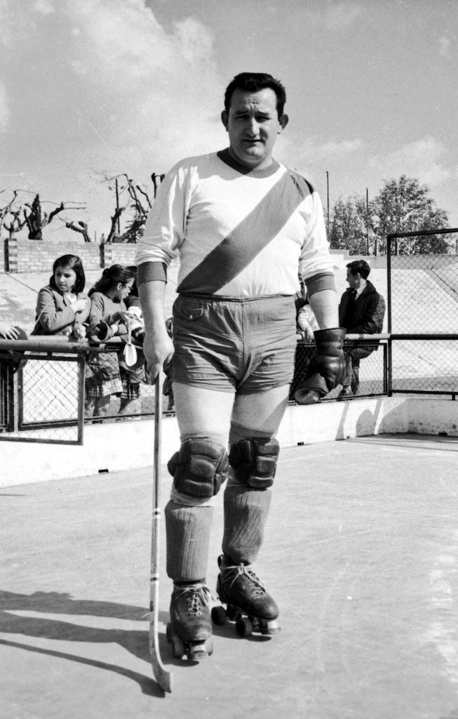 Joan_Picanyol's tweet photo. Aquest ☝️ és el que mana. Sempre Manolo Solís del Valle. Superstar del hockey patins, heroi de Lleida. Un mestre. 

#llista #llistablava #manolosolis #lleida #hockey https://t.co/IB3JHOEx3g