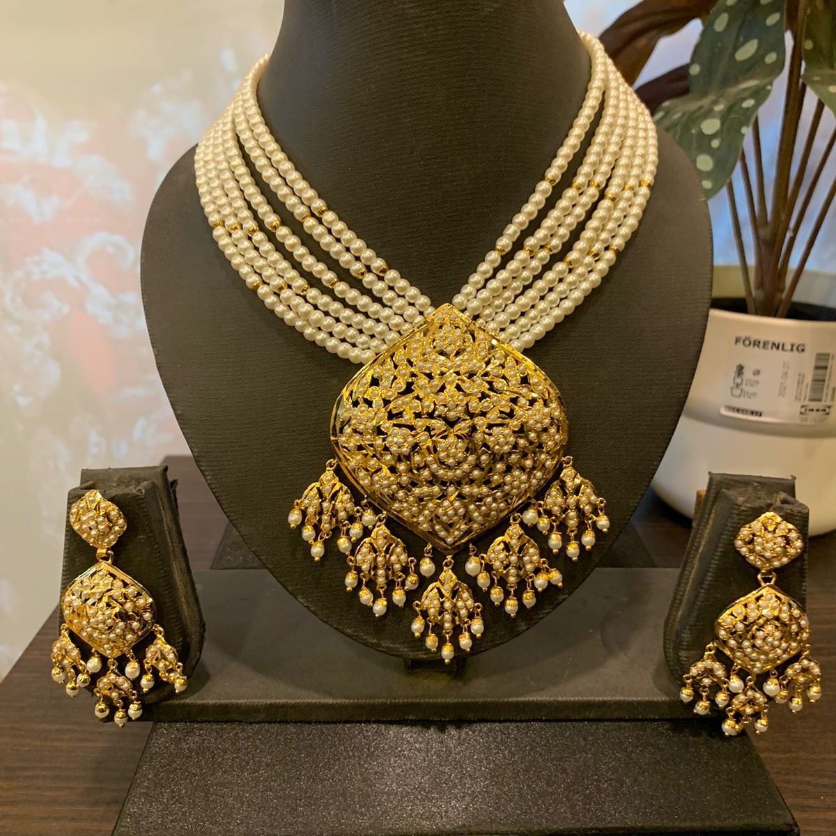 Jashnboutique's tweet photo. https://t.co/qIGUUof7OY https://t.co/d3ggKd0kKn