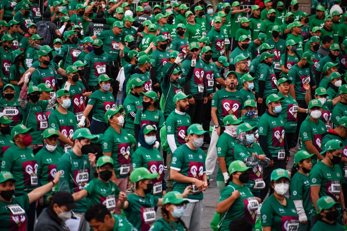 MetroCDMX's tweet photo. El Zócalo de la Ciudad de México se viste de verde, blanco y rojo, para romper el récord de la #ClaseMasivaDeBox más grande del mundo. 🥊 https://t.co/AENmHRgrcp