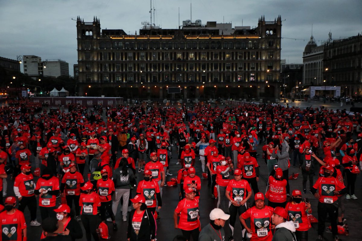 MetroCDMX's tweet photo. El Zócalo de la Ciudad de México se viste de verde, blanco y rojo, para romper el récord de la #ClaseMasivaDeBox más grande del mundo. 🥊 https://t.co/AENmHRgrcp