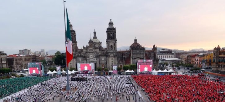 MetroCDMX's tweet photo. El Zócalo de la Ciudad de México se viste de verde, blanco y rojo, para romper el récord de la #ClaseMasivaDeBox más grande del mundo. 🥊 https://t.co/AENmHRgrcp