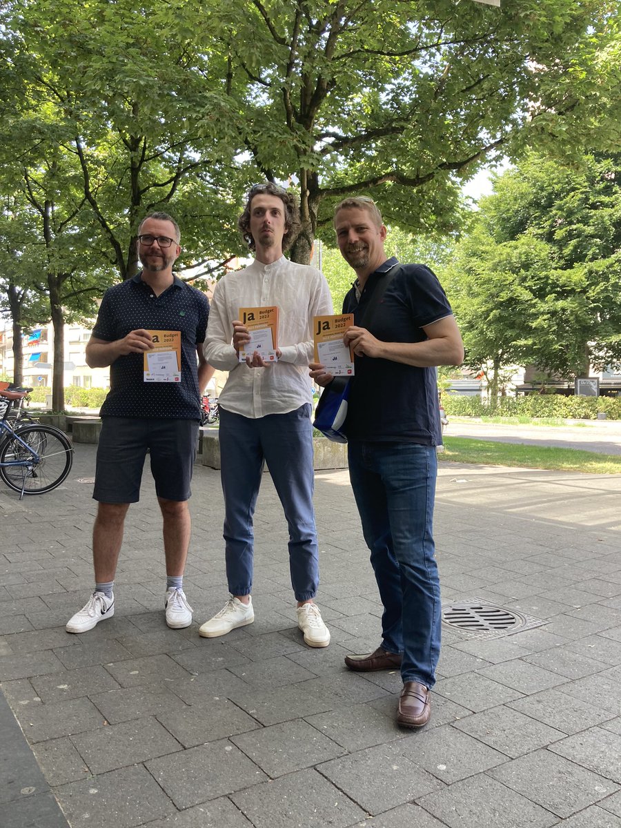 SandraRthlisbe1's tweet photo. @glpKoeniz @mgerber_GLP @VandaDescombes @michxelx3 @GrueneKoeniz @SPKoeniz @FDPKoeniz @jfkoeniz Schichtwechsel beim Steinhölzli mit @casimirvonarx @DominicAmacher und Thomas Marti https://t.co/OWscrAT0Se