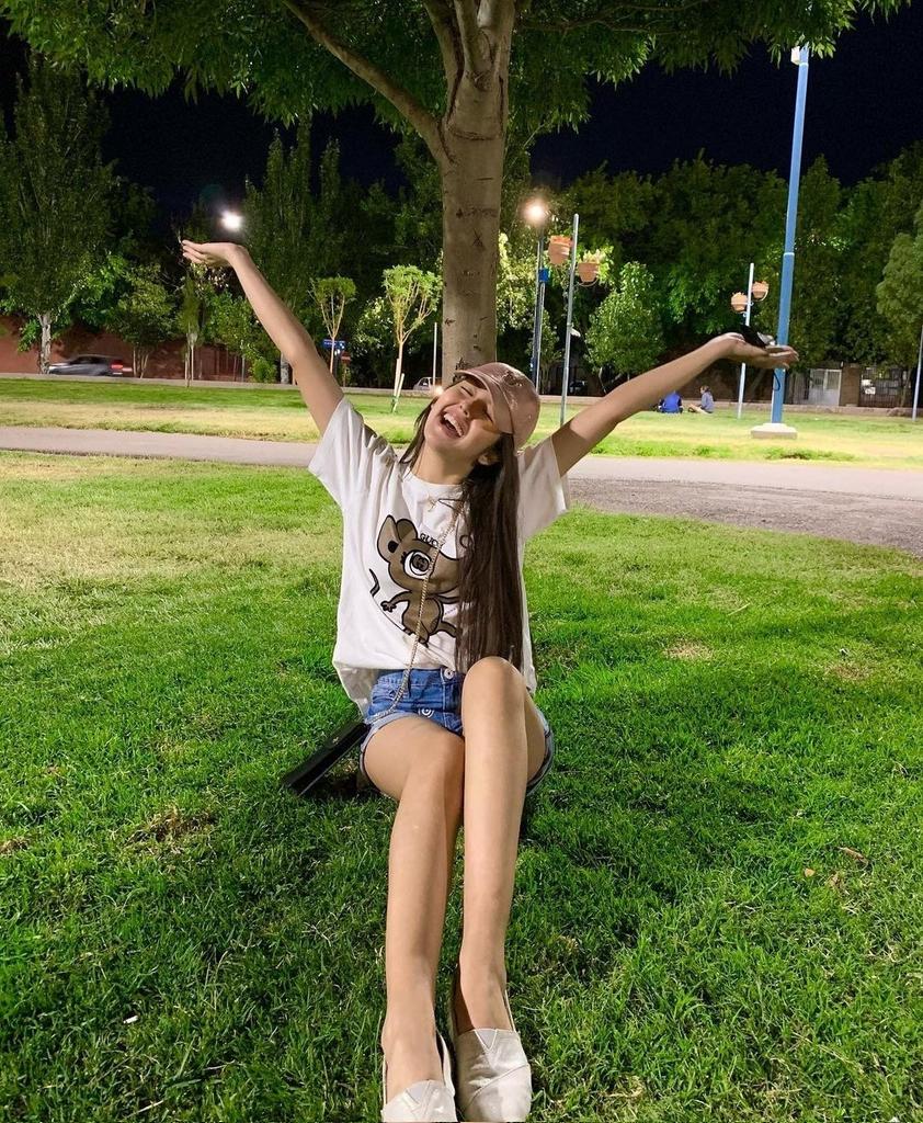 Yoo! how you guys Saturday night so far? I'm playin the swing in the apartment garden and looking at the beautiful night lights 🌌