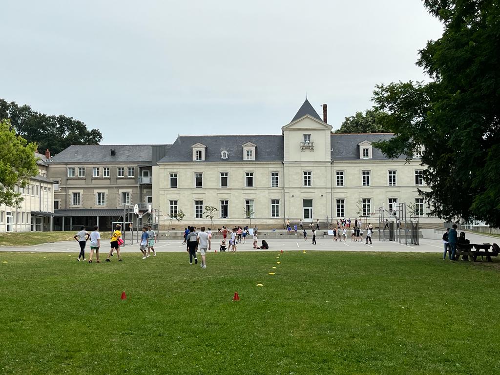 cristorey_jaen's tweet photo. Objetivo conseguido: el colegio 'Blanche de Castille', en #Nantes, y nuestro cole, Cristo Rey de Jaén, firman un #convenio para el #intercambio de alumnado durante el curso 2022-2023. ¡Qué gran noticia! 🇫🇷🇪🇸

#fundacioneducativajosegras #cristoreyjaen #programaerasmus https://t.co/7ExZ9wYTKS