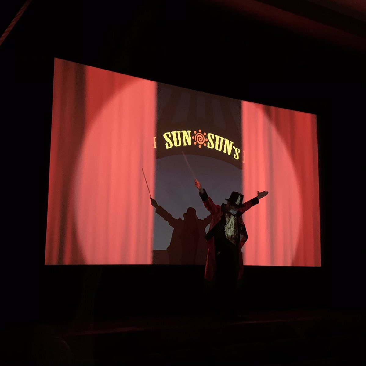 sunsuntheater's tweet photo. 久しぶりの前説だったのでちょっと緊張しました（苦笑）舞台に上がった時、軽く足が震えてたので、上手くできたかどうかはわかりませんが、楽しんでいただけたなら凄く嬉しいです！素晴らしい空間を、そして最高のショーを作り上げた皆様に感謝しかありません！��高の夜でした！
#塚口大サーカス2022 https://t.co/cKbame1byN