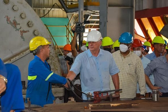 R_Malmierca's tweet photo. Presidente @DiazCanelB acompañado de otros dirigentes visitó ayer y hoy termoeléctricas más importantes del país, comprobando en el terreno el trabajo ininterrumpido en difíciles condiciones de nuestros obreros por normalizar la situación de la generación. #VamosConTodo #Fidel https://t.co/8fLqcJFxMY
