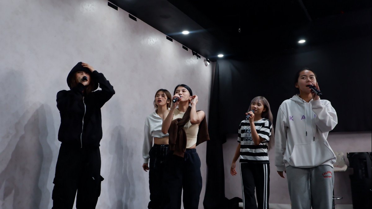 4SISTERSMUSIC's tweet photo. [4th Impact's Live]

Dreamers and Zaia!

Rehearsal time for our collab performance tomorrow with our little sisters, KAIA!

June 18 (Sunday) on our YouTube Channel at 9pm!

🔗 https://t.co/051VCmmr95

#4thImpact #4thImpactHereWeGo #4thImpactLive
#KAIAx4THIMPACT https://t.co/oUwQ3G6pqb