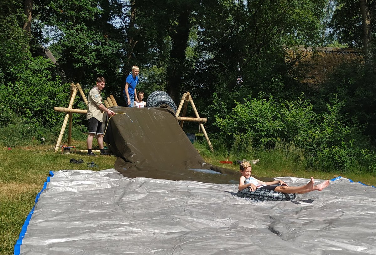 Een glijbaan pionieren om met water en een band vanaf te glijden. Dat is dubbel plezier!

#pionieren #veluwe #scouting #laatjeuitdagen