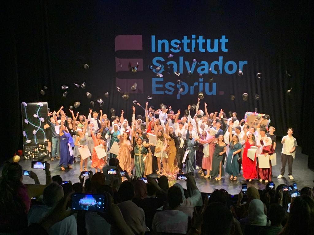 EspriuSalt's tweet photo. Ahir vam celebrar el comiat de 4t d'ESO en El Canal a la #ComaCros. Va ser un acte molt emotiu, amb grans actuacions, discursos i moments que no oblidarem. Molta sort a tots i ara a volar. #comiat4tEso #SomriuEspriu https://t.co/6rItwUAqJE