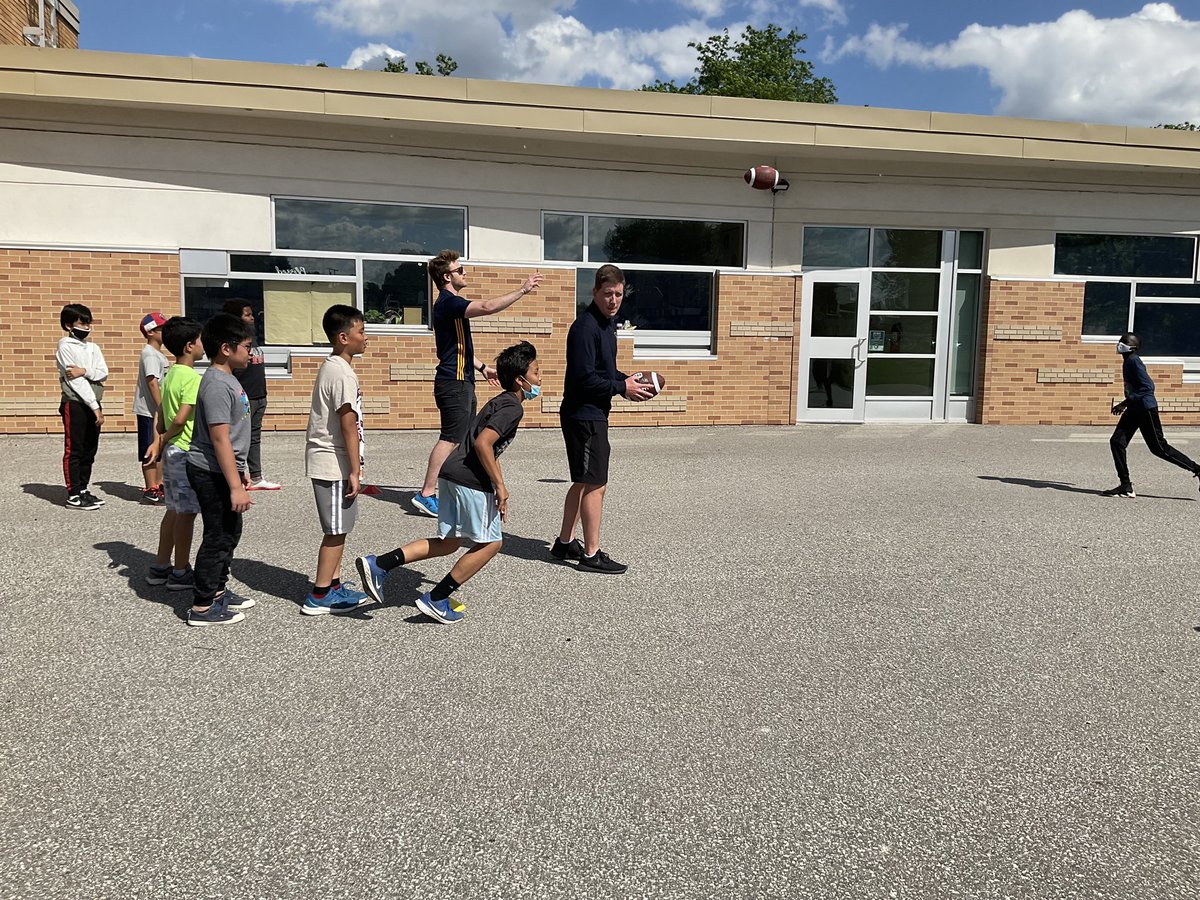 A special thank you from @UWLancerFB to the staff at St. James Elementary School @WECDSB , who invited our team to work with the grade 5 and 6 students at their “Boys’ Night.” Our student-athletes thoroughly enjoyed teaching and interacting with the boys.