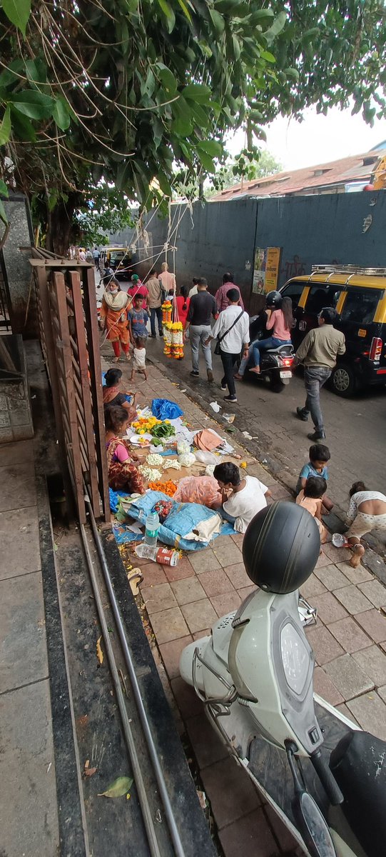 uvneverbackdown's tweet photo. Hey @mybmc  @CPMumbaiPolice  @MumbaiPolice  Im back with same issue!!!!!  Do @mybmc @AUThackeray have any way clyer this footpath??? https://t.co/4VUuo6Kmny