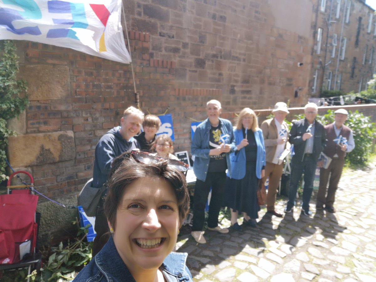 alisonthewliss's tweet photo. Great @YesSouthside team at Bungo in the Back Lanes!

#YesScot
#WhyNotScotland #indyref2 https://t.co/XKuJaUVrtq