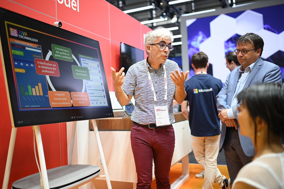 microsoftfrance's tweet photo. 🤔 Professeurs, étudiants : connaissez-vous #Minecraft for Education ? Venez vite l'essayer sur notre stand #VivaTech #VivaMS 😊 https://t.co/523C5mUmy2