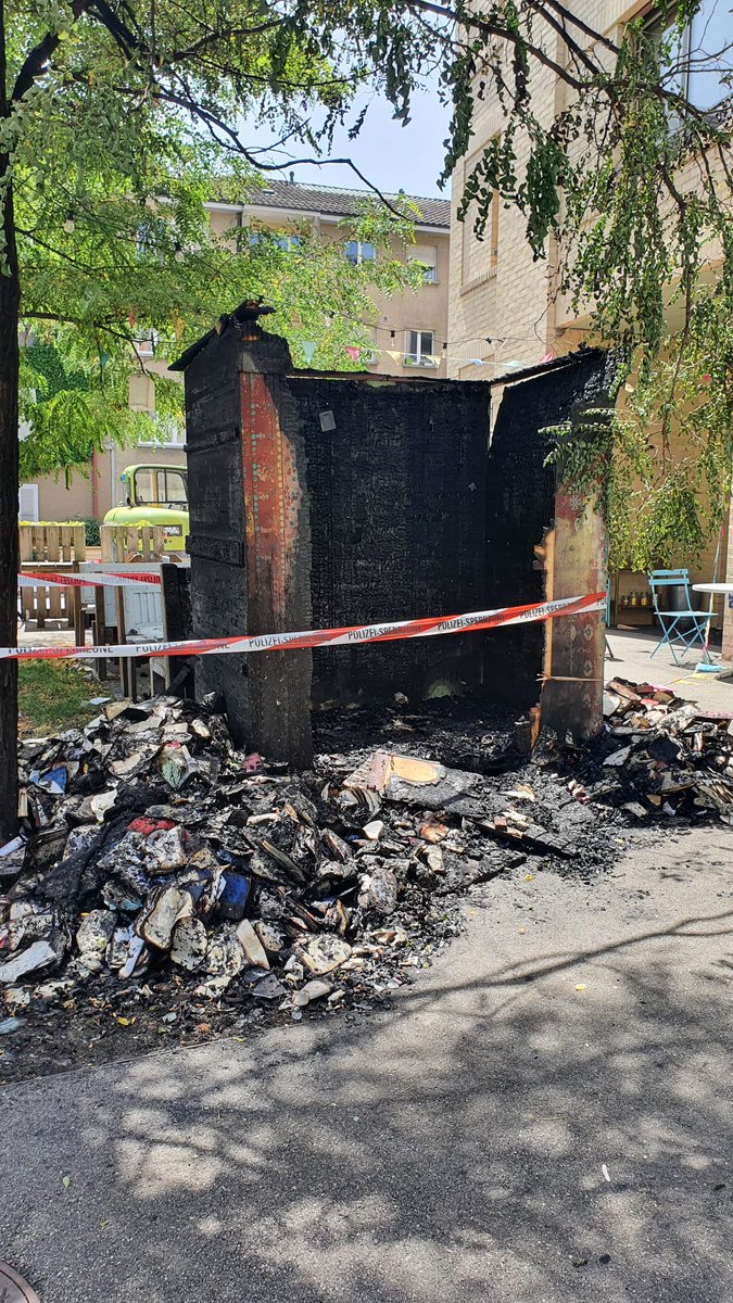 mcw_bern's tweet photo. Jetzt kann ich mir das Gespräch mit der @Bern_Stadt über die #Givebox beim #Pusterum im Mattenhof wohl  schenken... 😱 Weiss man da genaueres, @PoliceBern? Schade um diese Institution der #Kreislaufwirtschaft. https://t.co/cW1GTMXbm2