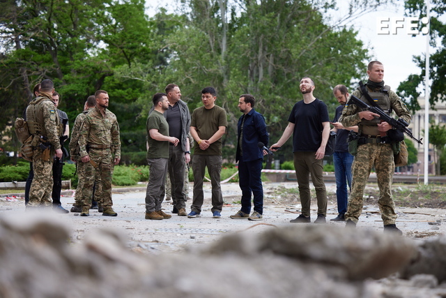 EFEnoticias's tweet photo. El presidente ucraniano, Volodímir Zelenski, visita la región de Mikoláiv, en el frente de guerra con el Ejército ruso en el sur del país, en una de sus primeras salidas de la capital desde el inicio de la guerra el pasado febrero.

https://t.co/Y5wDOvK3sw https://t.co/7SFpRfy0Eu