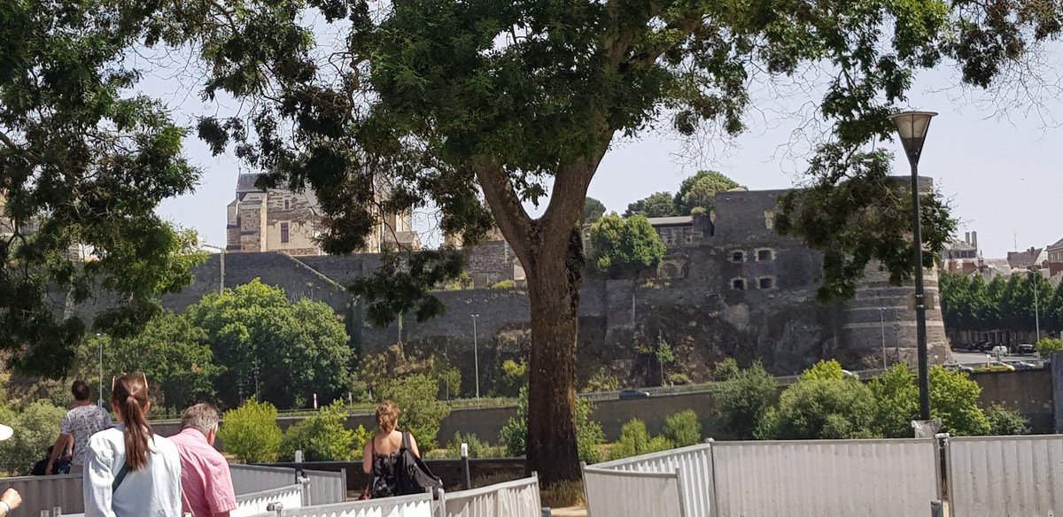 Pause déjeuner à la fin de la 2e partie, devant le château d'Angers, alors que le roi René (d'Anjou) vient de céder sa fille Marguerite à Henri VI
#RMH6R3 
<a href="/LeQuai/">Le Quai - Angers</a>