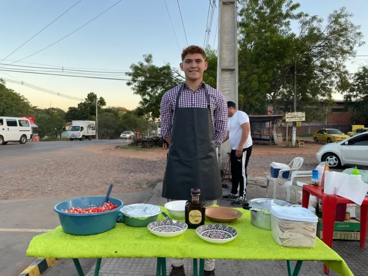 #DelPy | EMPRENDEDOR | 👏

Joven de 20 años no consiguió trabajo y emprendió.

Elias Collante se mudó de Concepción a Lambaré y pasó varios días de hambre según contó.

Trabajó unas semanas en un bar donde ahorró y aprendió a cocinar platos mexicanos, luego, emprendió.