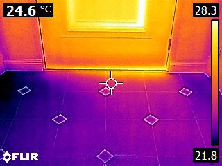 LarsBoelen's tweet photo. Voor wie vanavond om 20:00 NPO Radio 1 luistert: gisteren ging ik op kierenjacht met een infraroodcamera terwijl het buiten 30 ℃. Dit is wat je dan binnen ziet (1/3) https://t.co/YMd4QO0pZB