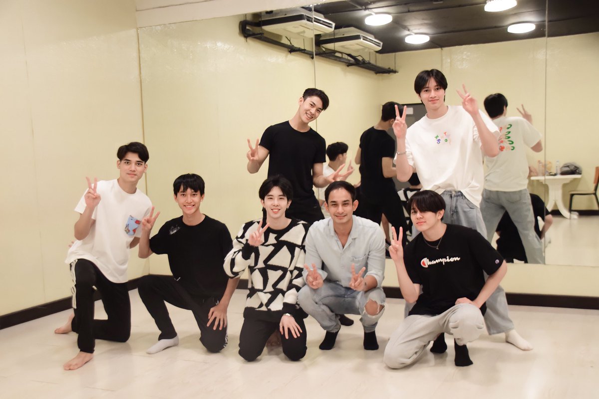 stmdthailand's tweet photo. 🌤จบไปหนึ่งวัน #เรียนการแสดง น้องๆ STMD เจอกันพรุ่งนี้อีกหนึ่งวัน ( สามารถมาหาน้องได้พรุ่งนี้ หลังเรียนเสร็จ 12.00 น. นะครับ )

** พรุ่งนี้น้องเส่งไม่ได้เข้าเรียน ติดกิจกรรม รด.นะครับ 
#STMDTHAILAND https://t.co/MRRGfVZ3oJ