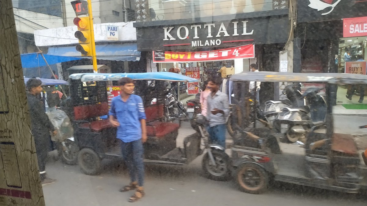 Jagdishema's tweet photo. @dtptraffic @TrafficCP @dcptwr 
Sir,being a common citizen traveling in a bus, I want to know whether you have provided illegal e-rickshaw parking near the signal light near Sagarpur Agrawal? I am tired of complaining. I hope that you will redress this complaint. https://t.co/c92OTytdSr