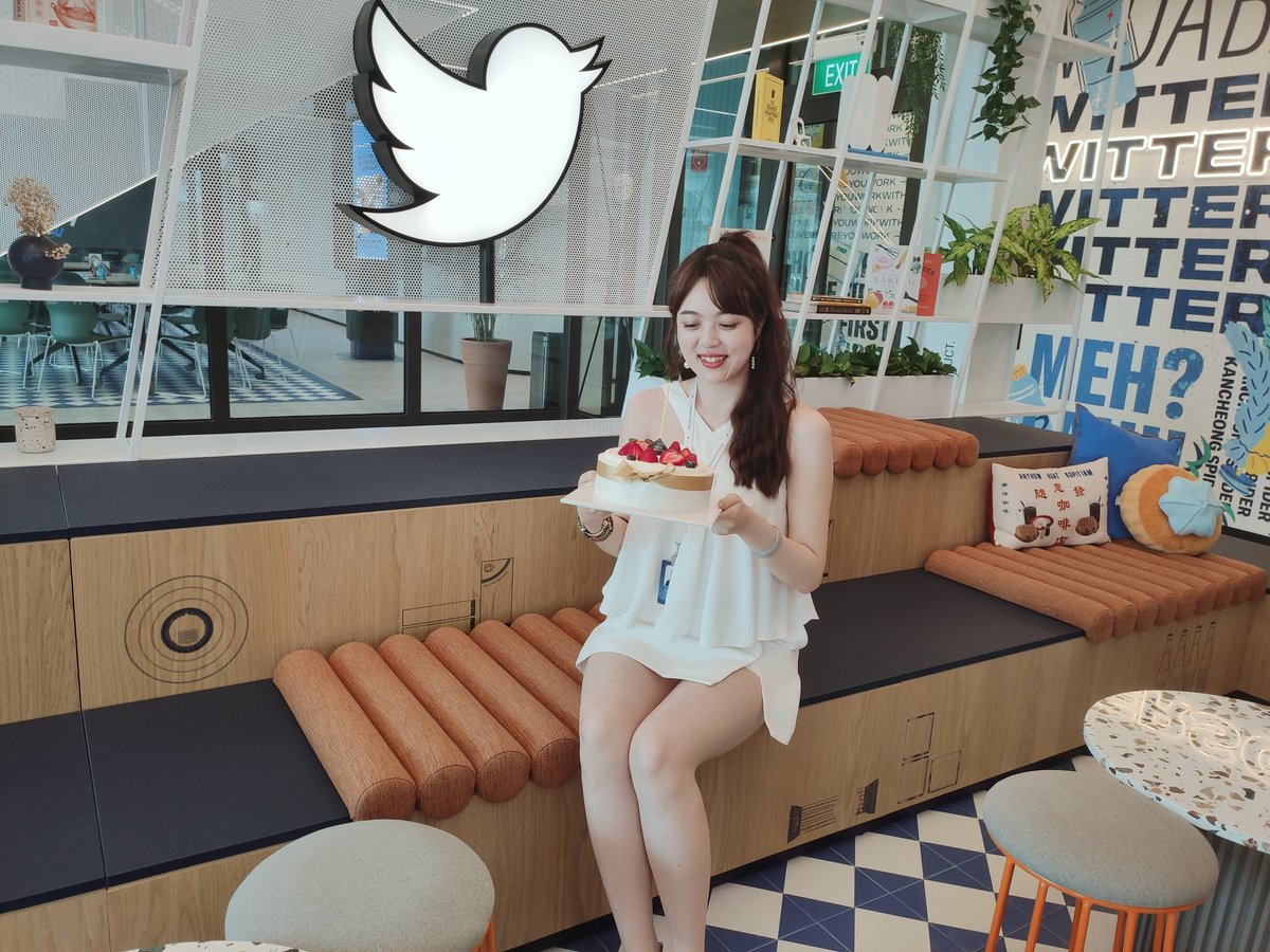 Candice77872029's tweet photo. Thank you my dear #tweeps !💕
1st #birthday celebration at #Twitter SG office~ 💙

#618 #618の日 #birthdaygirl https://t.co/YeT0NZi8As